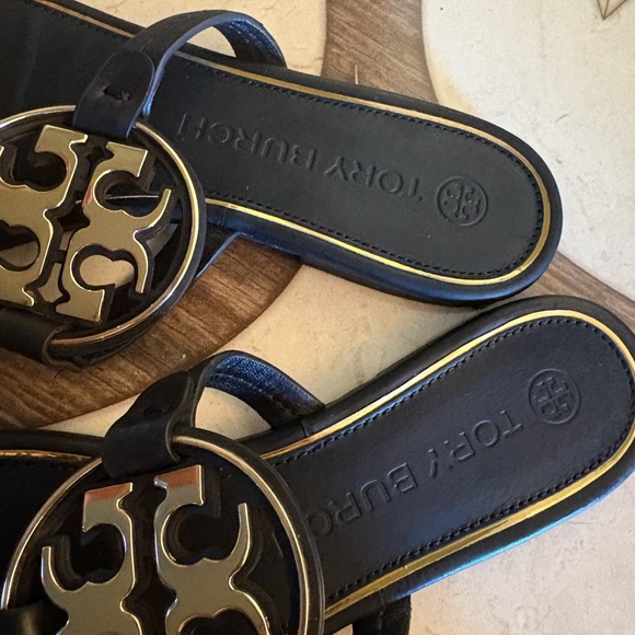 Tory Burch Black Sandals with Gold Detailing - Picture 3 of 4
